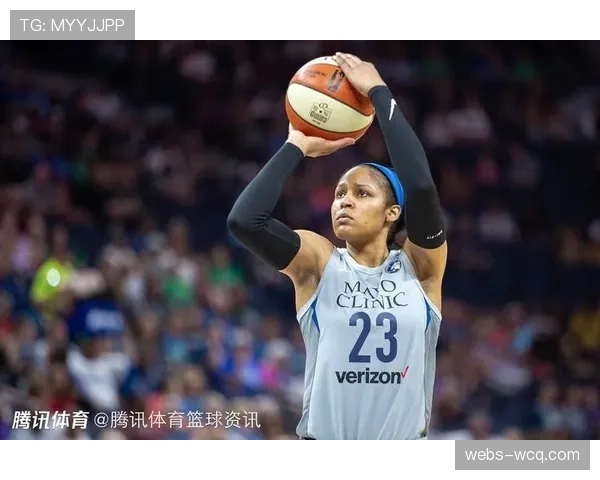 现场特写：山猫队主场为传奇球星玛雅·摩尔举行4号球衣退役仪式